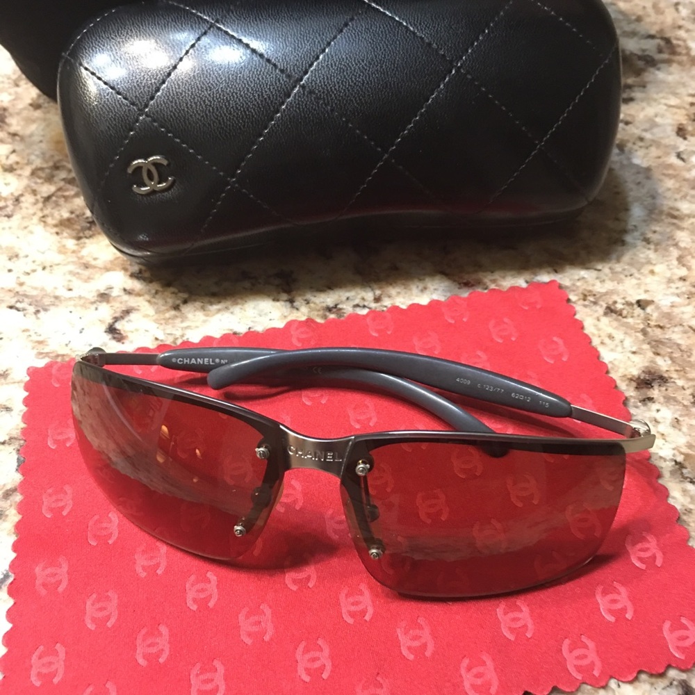 ❤️❤️Authentic Chanel Sunglasses 🕶 & Case